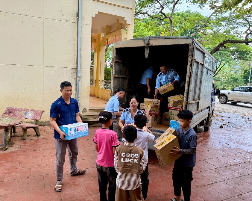 Tặng quà cho học sinh có hoàn cảnh khó khăn bị ảnh hưởng bởi bão lũ tại Sơn La